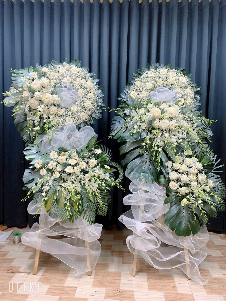 Kệ hoa hồng trắng sẻ chia, hoa kính viếng lễ tang