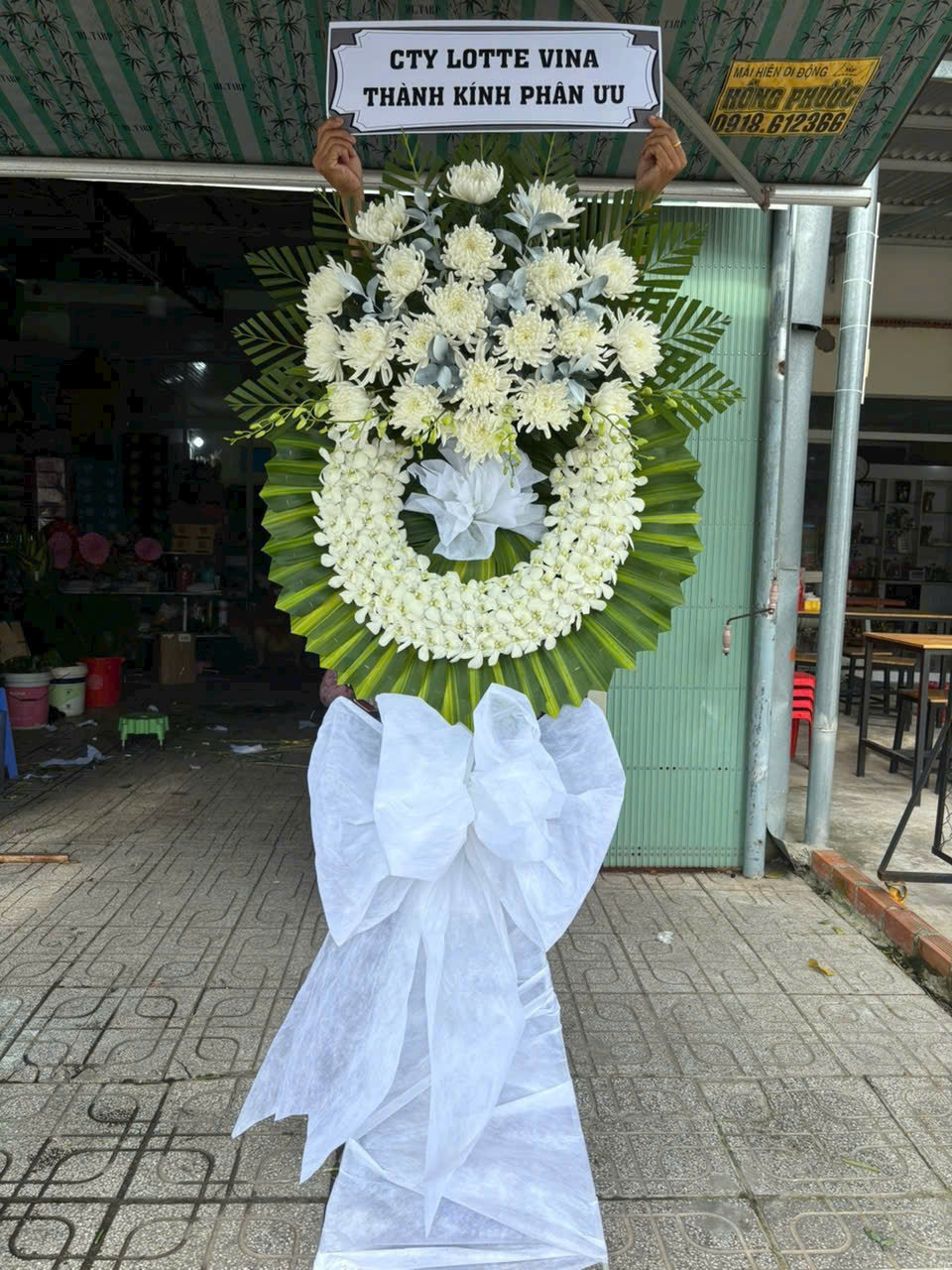 Lẵng hoa ly trắng chia buồn, hoa tang lễ đẹp Hóc Môn