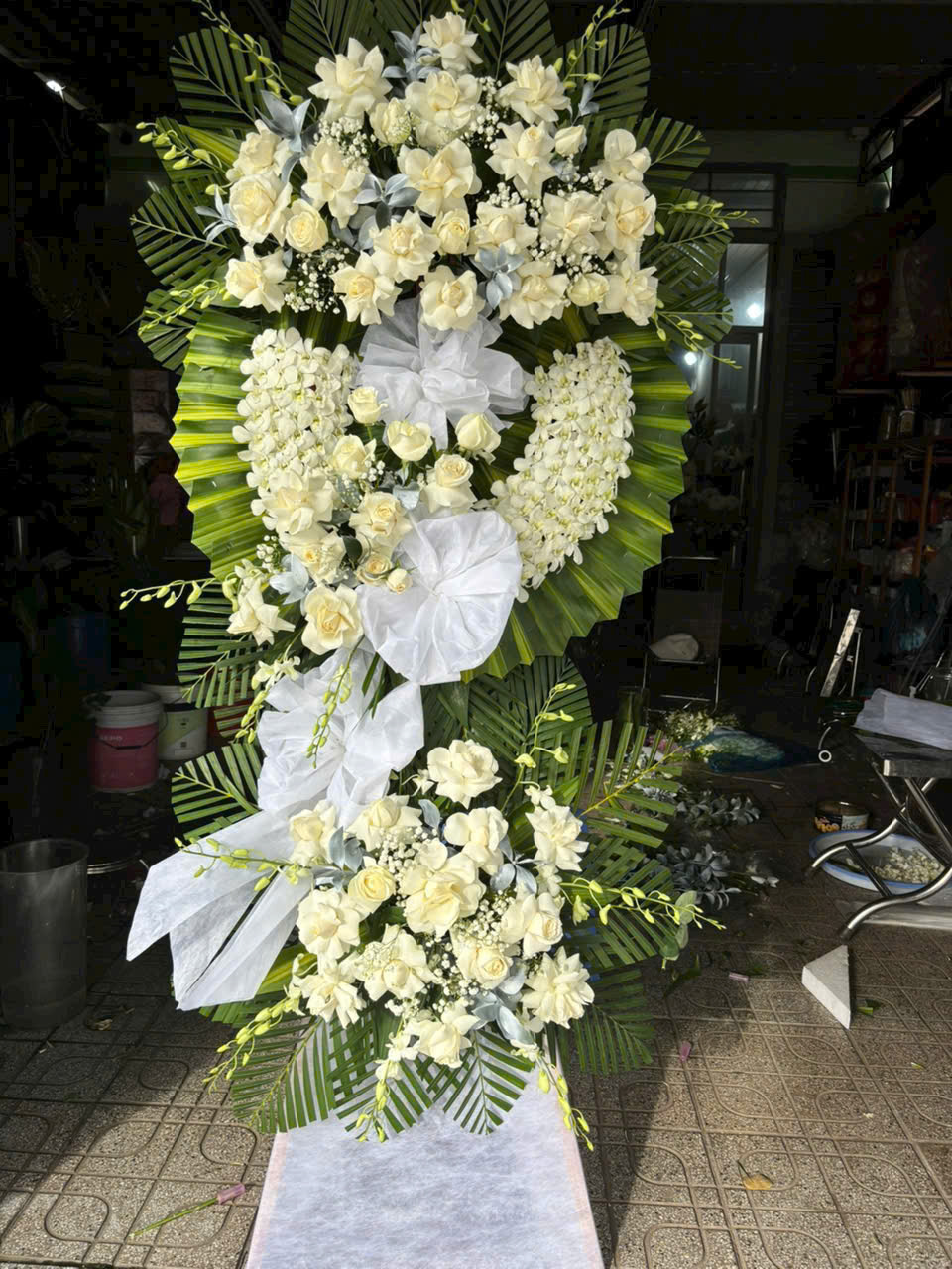 Kệ hoa tang lễ hồng nhạt, hoa kính viếng nhẹ nhàng